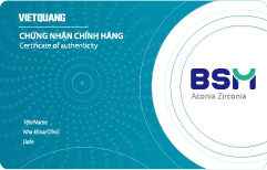 Thẻ chứng nhận chính hãng Aconia BSM mặt trước với thông tin xác thực sản phẩm zirconia nha khoa do Việt Quang phân phối tại Việt Nam.