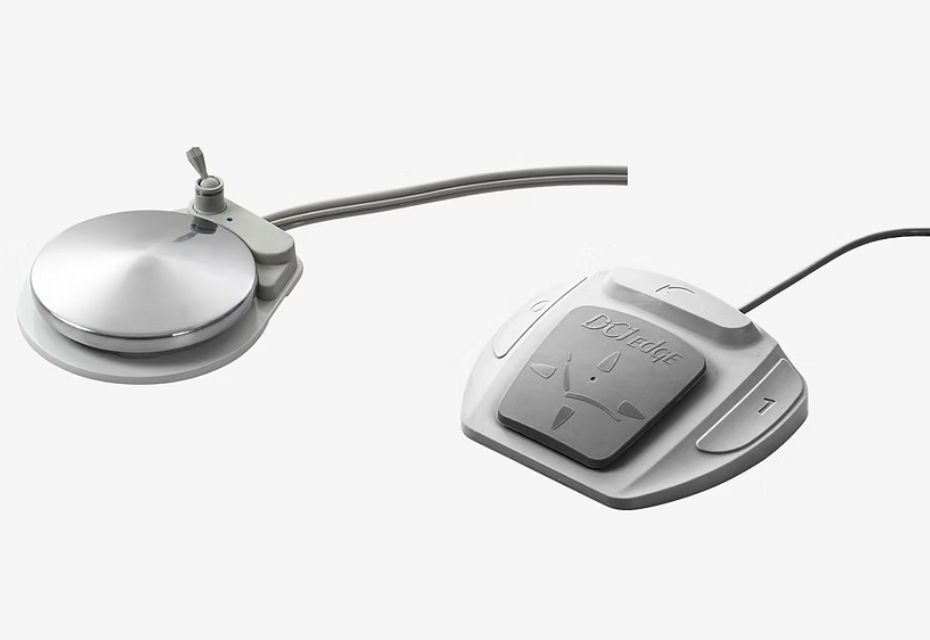 Hệ thống điều khiển hai bàn đạp trên ghế nha khoa RUNTour Maple 62D